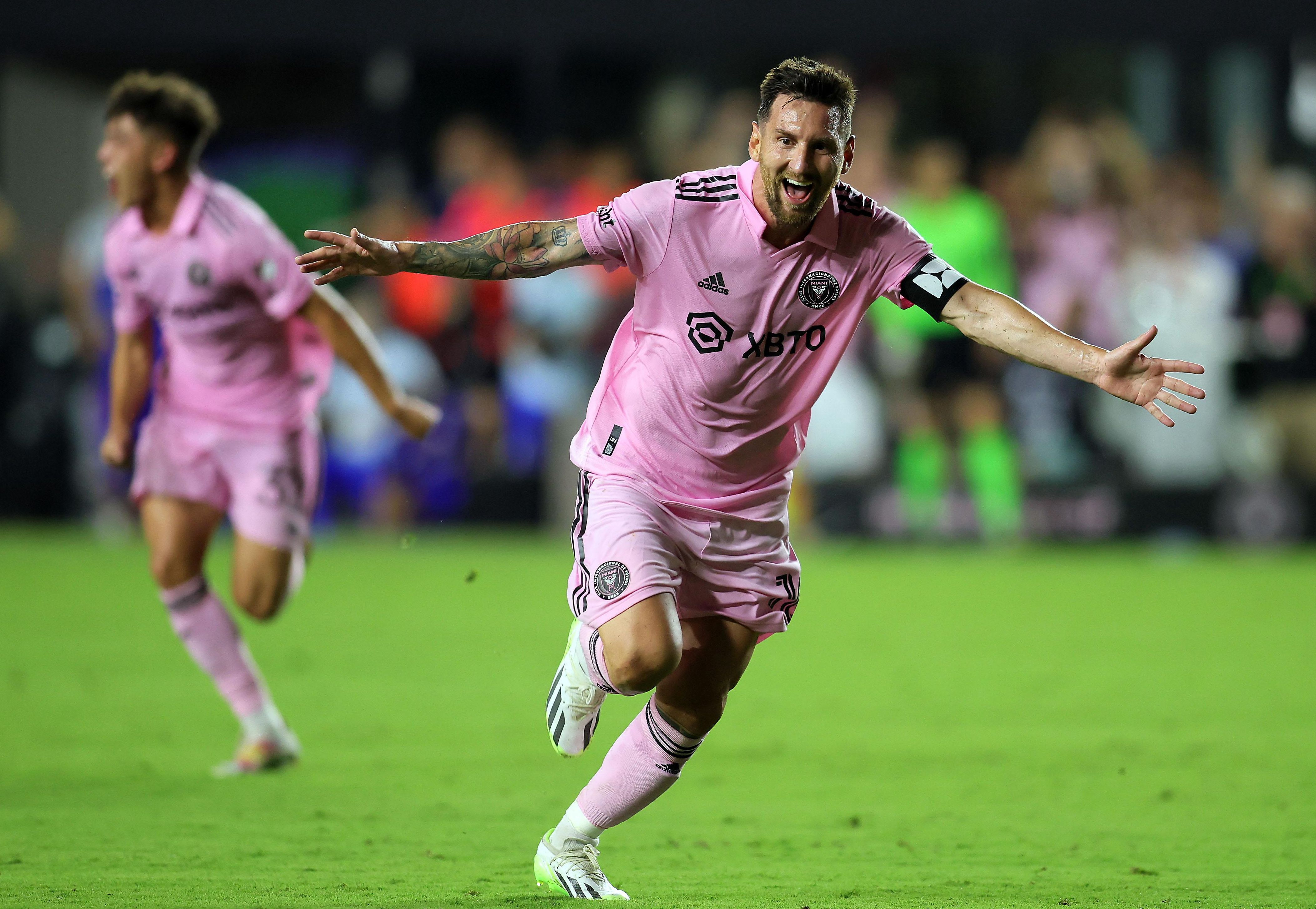 开云体育-梅西重返赛场，战术调整首场状态出色，雄鹿观众沸腾！观众掌声雷动的简单介绍